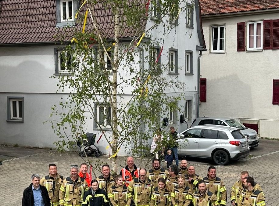 Feuerwehr und BM am Maibaum
