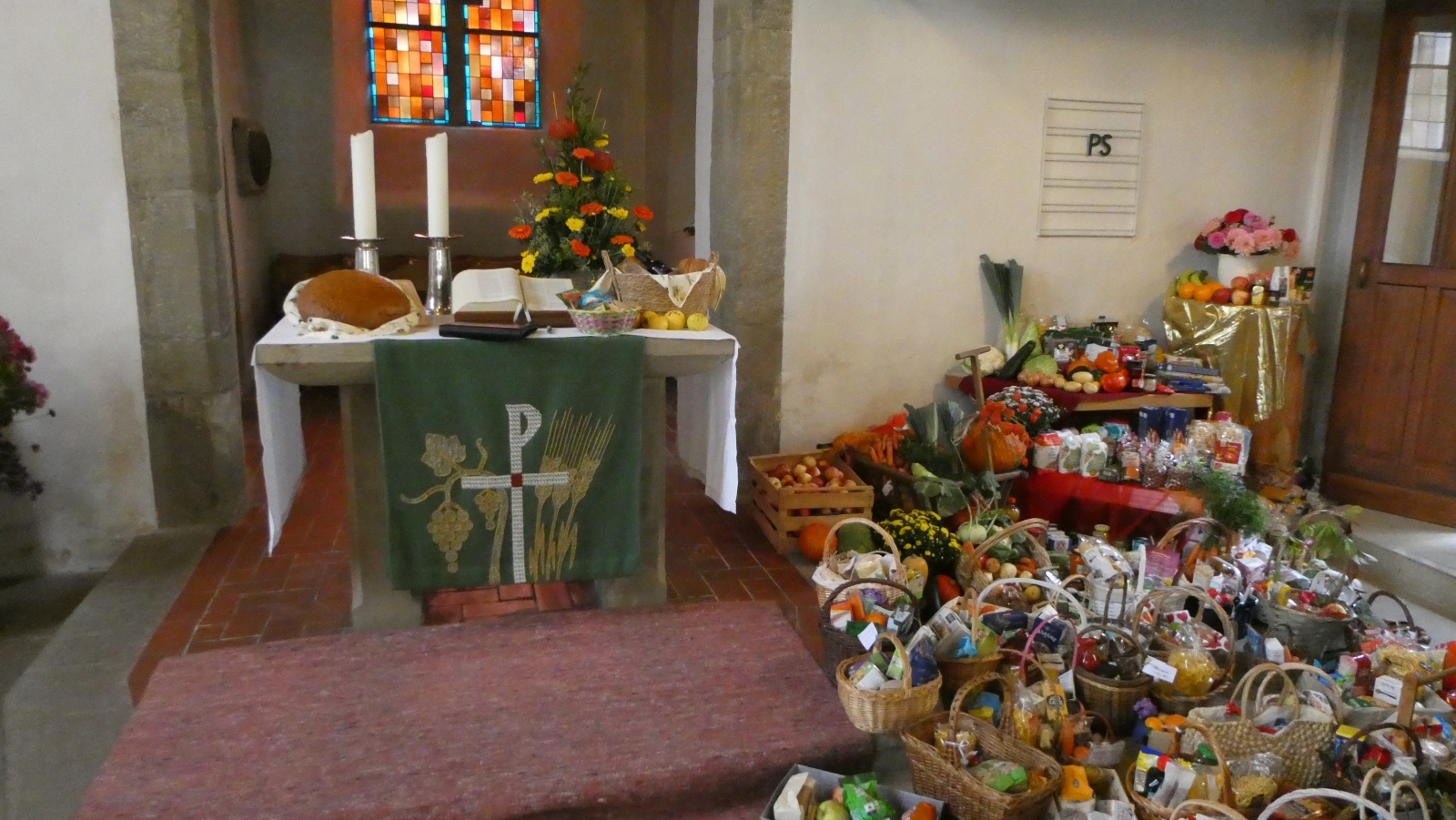 Erntedankgaben am Altar