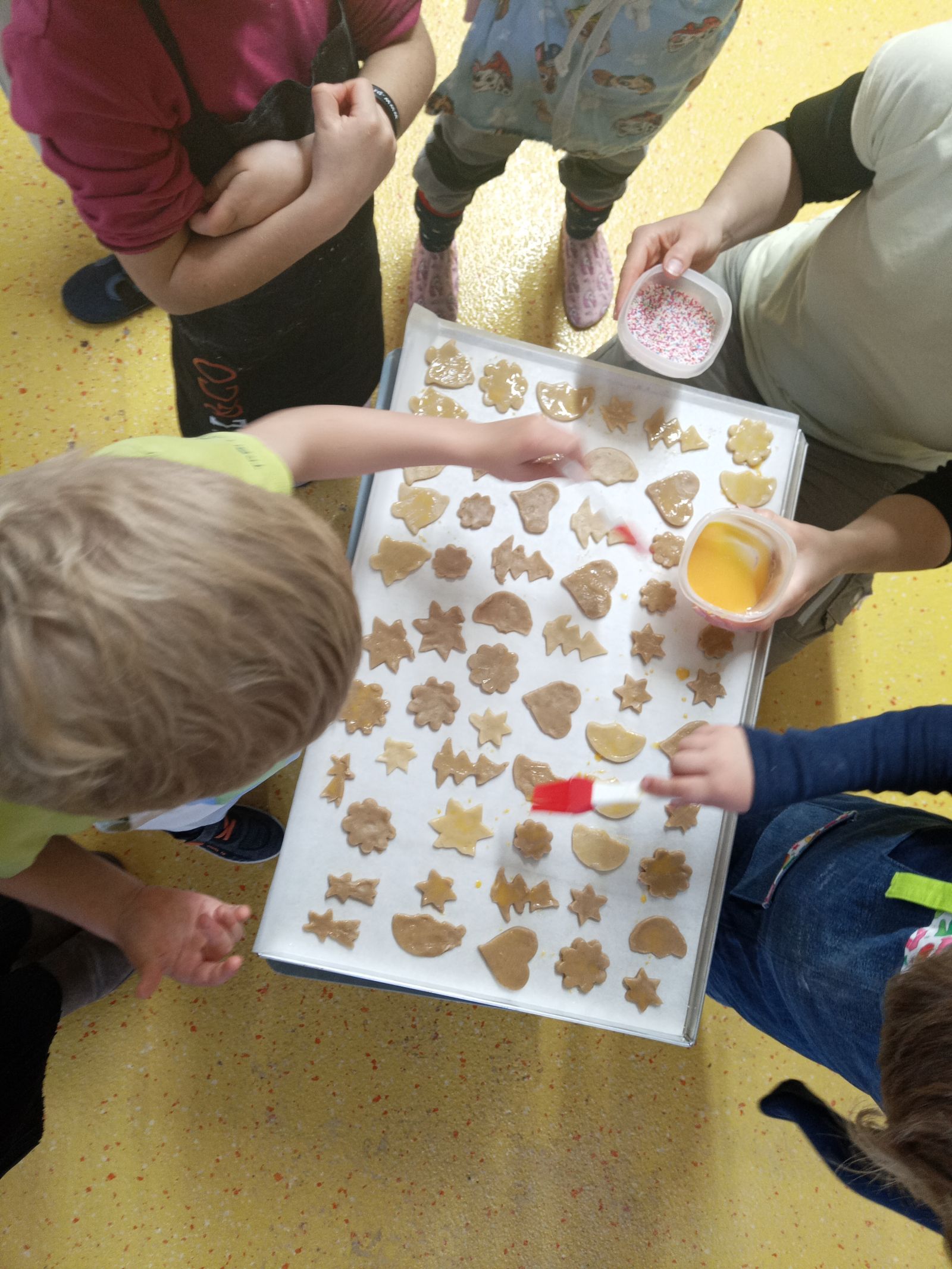 Plätzchen werden mit Ei bestrichen
