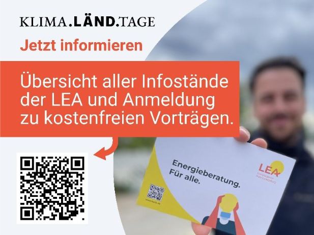 Bild eines Energieberaters der LEA mit QR-Code, der zur Webseite für die Anmeldung führt
