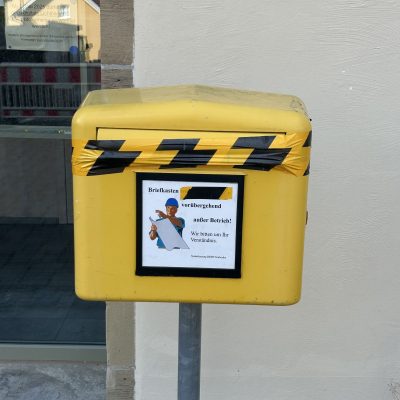 Postbriefkasten vor dem Rathaus außer Betrieb